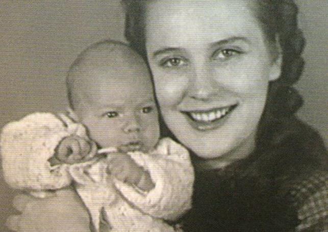 El pequeño Fred, antes de ser robado, en brazos de su madre Irmgard (del libro 'Doctor Pirata. Un médico nazi en la España de Franco', de Wayne Jamison).