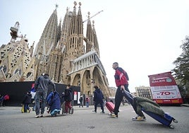Varios turistas en las inmediaciones de la basílica de la Sagrada Familia de Barcelona.