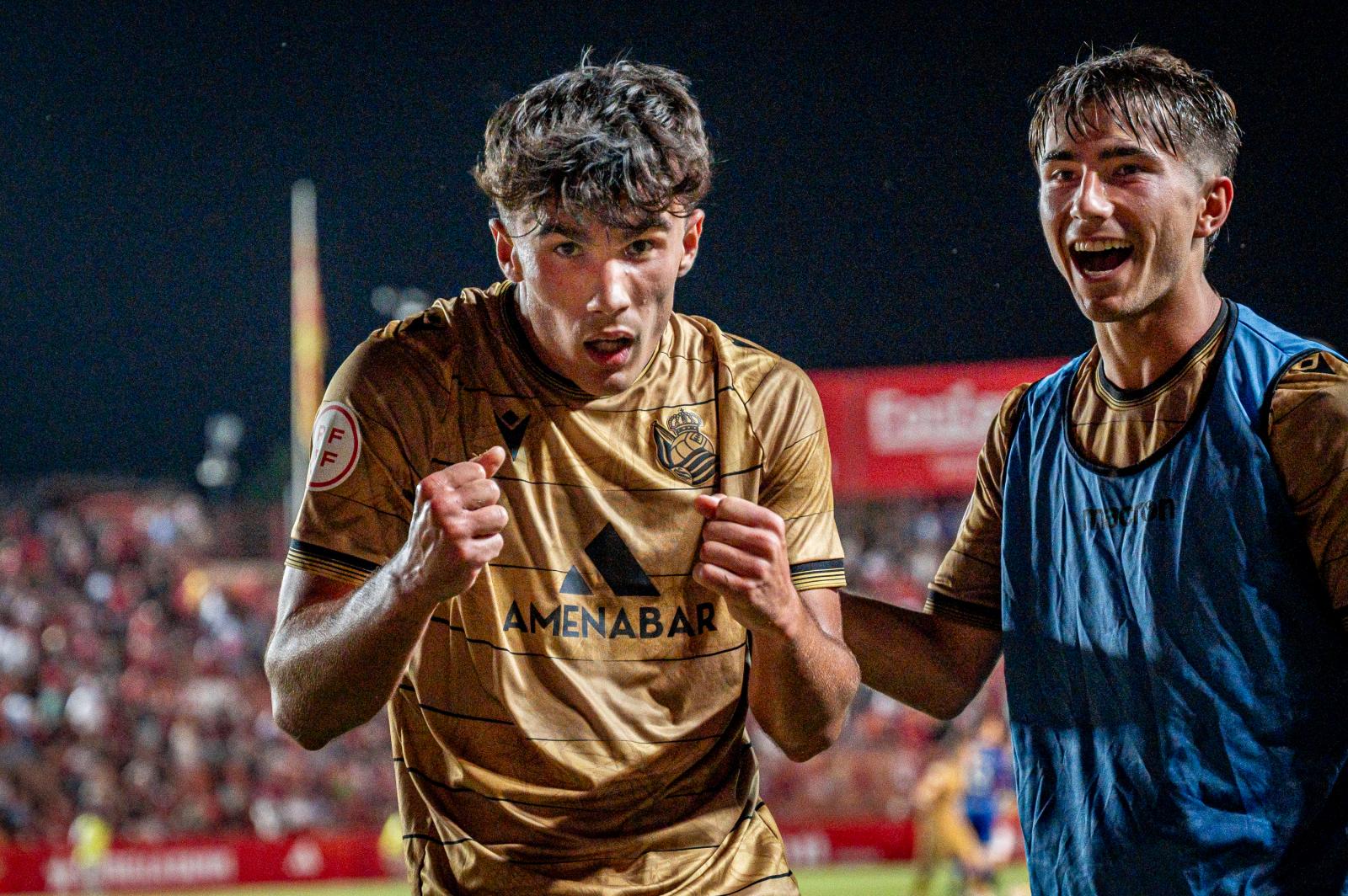 Gorka Carrera celebra su gol al Nàstic
