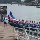 Las chicas de la Enbata de Zarautz ondean la bandera lograda en el estreno de la temporada de la liga ETE en Astillero.