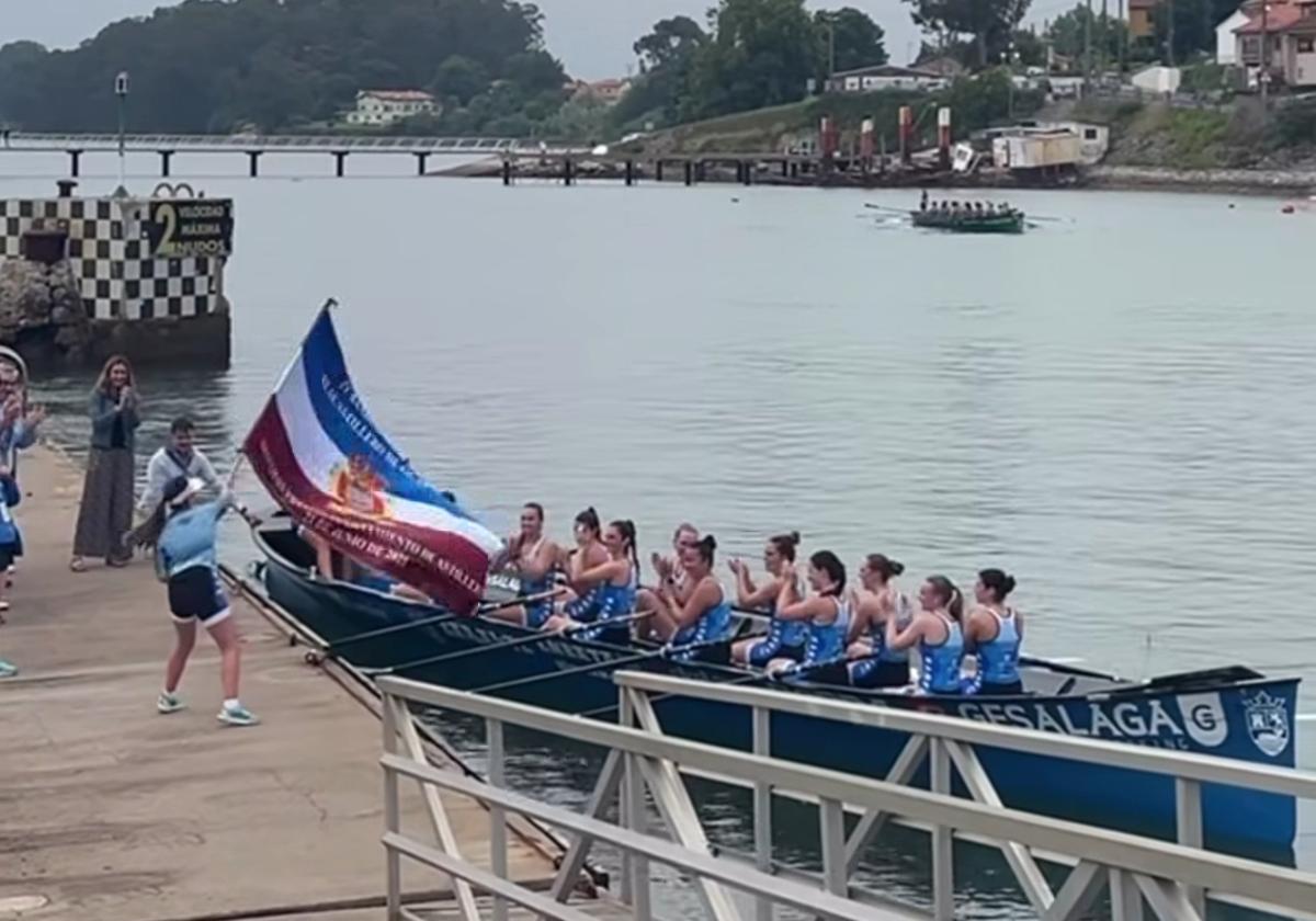 Las chicas de la Enbata de Zarautz ondean la bandera lograda en el estreno de la temporada de la liga ETE en Astillero.