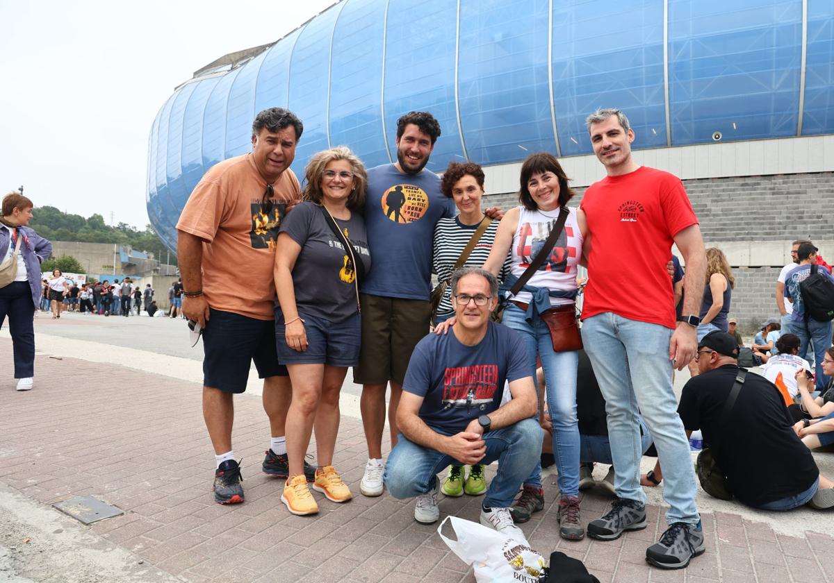 Un grupo de los muchos que se acercaron a Donostia con el club Stone Pony.