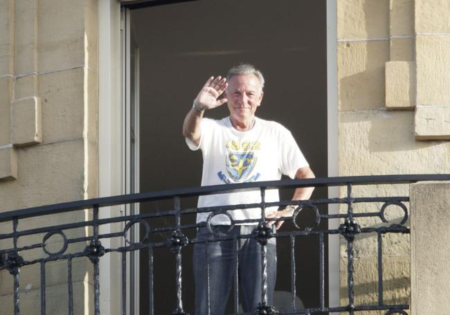 Bruce Springsteen saluda al fotográfo de DV este viernes desde su habitación en el María Cristina.