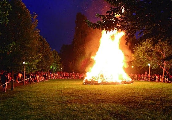 Las hogueras protagonizarán la noche en Errenteria, tanto en el centro como en los barrios.