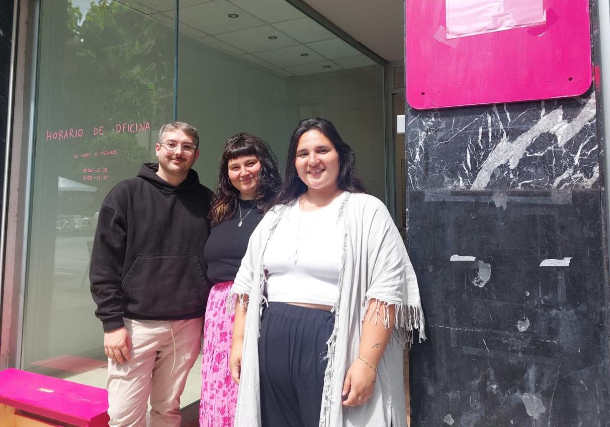 Sergio, Lucía y Rebeca a las puertas de La Bombonera, en la calle Zumalakarregi de Pasai Antxo.
