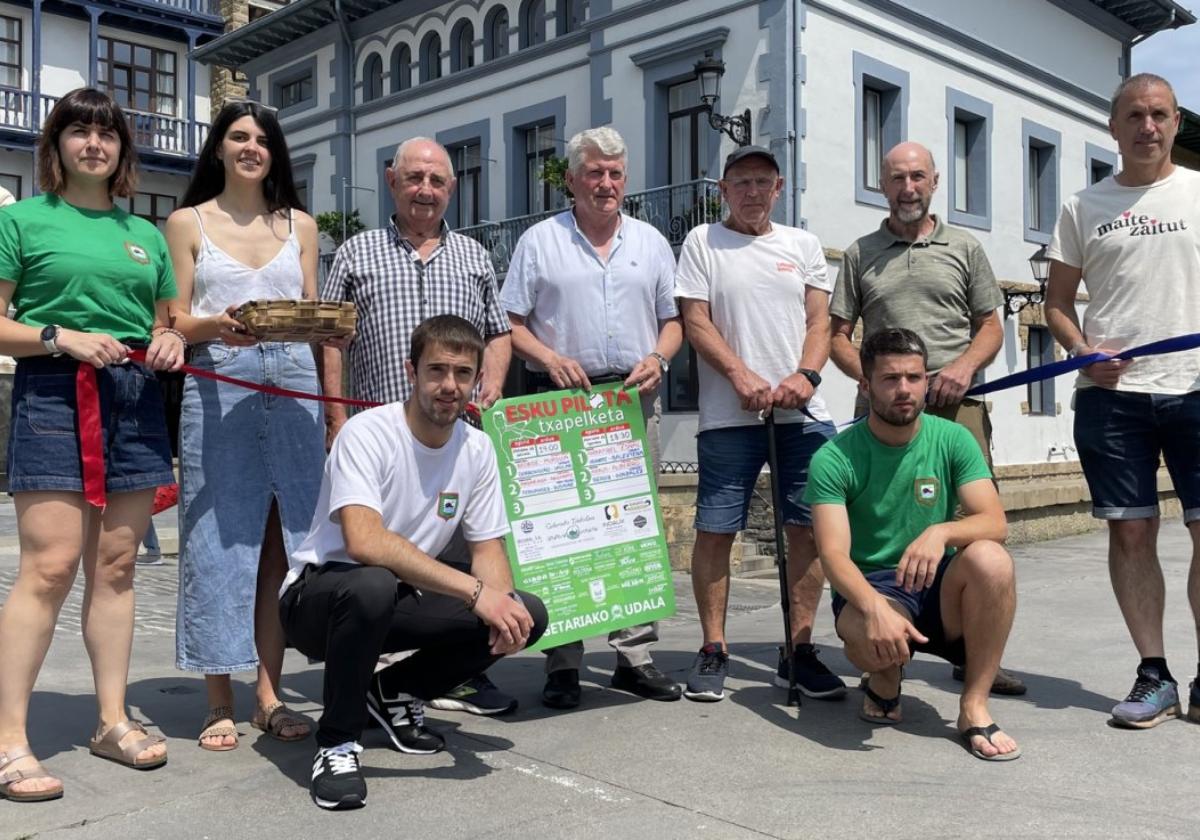 Joxe Mari Mitxelena Euskal Pilota Federazioko presidentea aurkezpen egunean Txerukoekin.