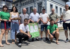 Joxe Mari Mitxelena Euskal Pilota Federazioko presidentea aurkezpen egunean Txerukoekin.