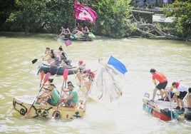Doce embarcaciones participaron en la bajada de balsas por el río Oria durante la mañana del Día de las Cuadrillas en un ambiente formidable.