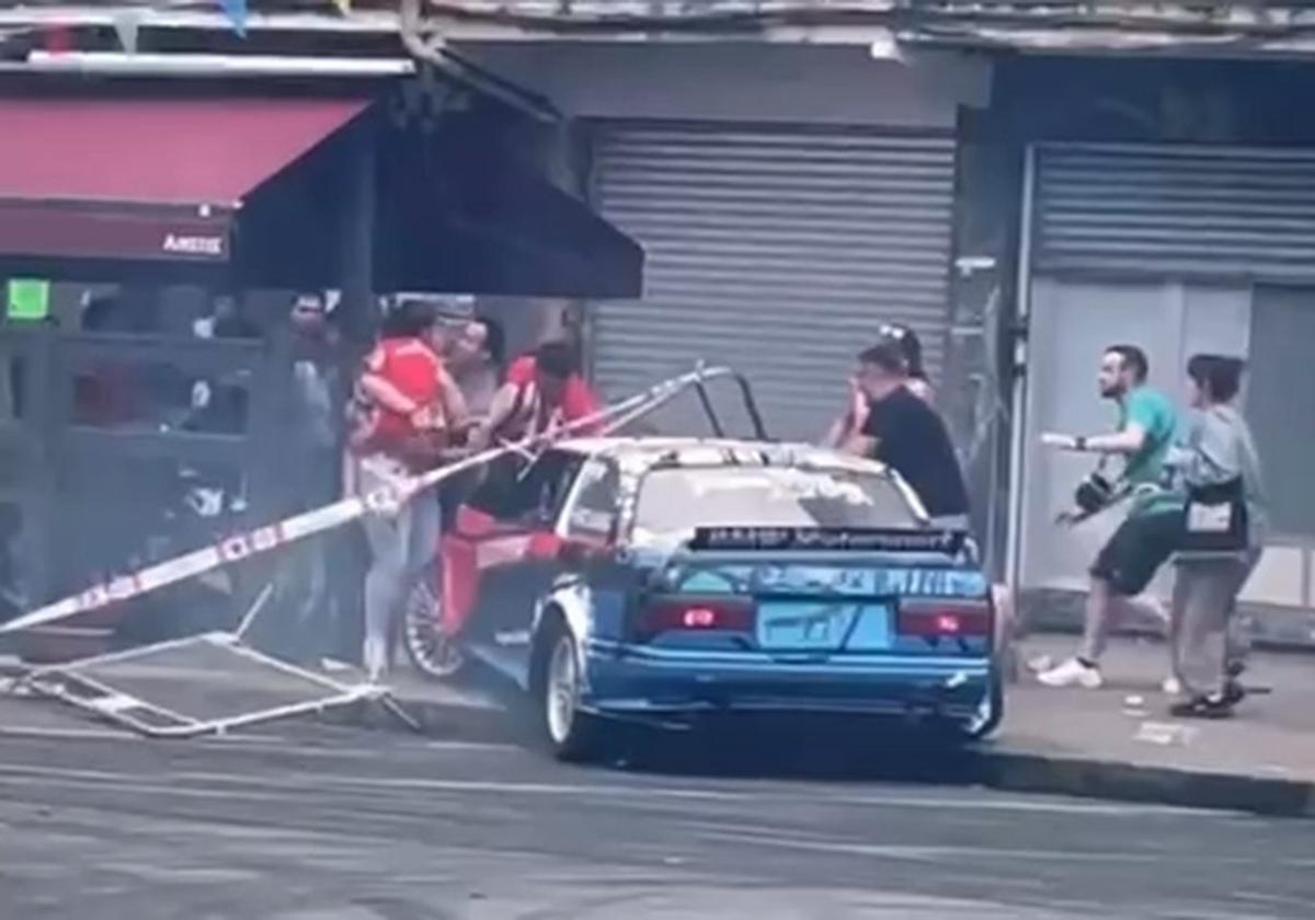 Momento del impacto entre el coche y la terraza del bar.