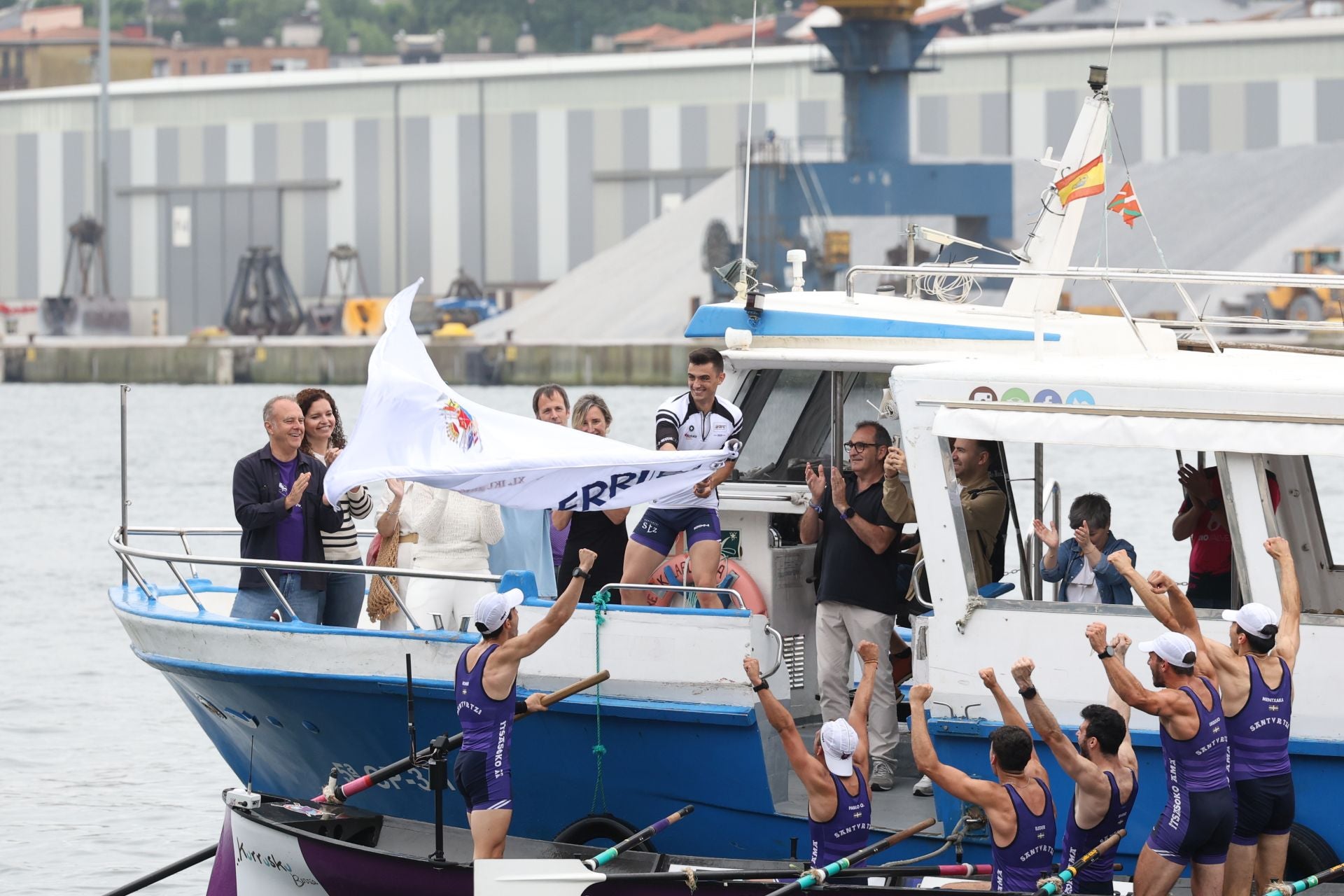 San Pedro vibró con su trainera y vio ganar a la Sotera