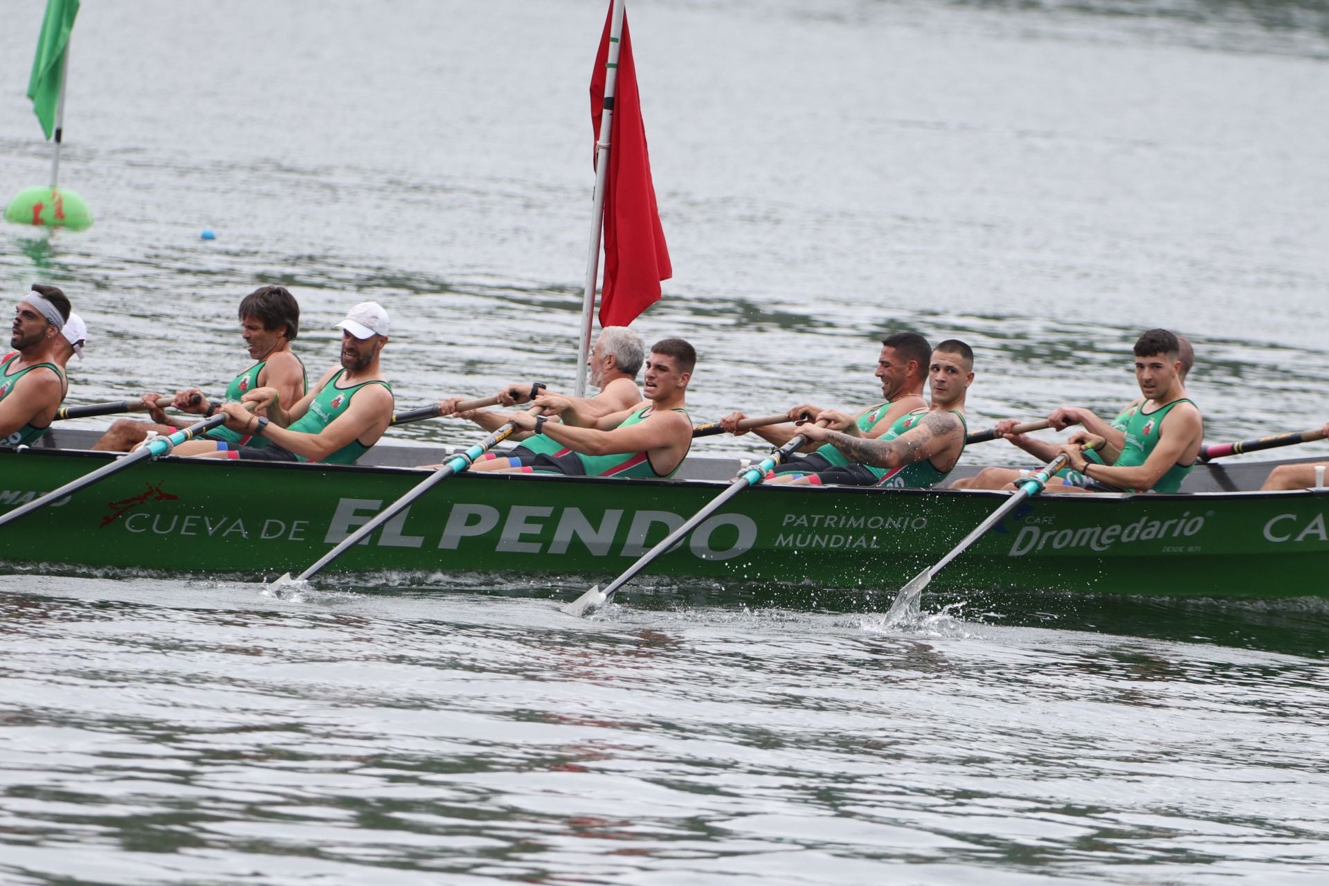 San Pedro vibró con su trainera y vio ganar a la Sotera
