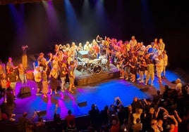 El público rodea al baterista Max Weinberg en la última canción 'Glory Days'.
