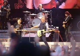 Bruce Springsteen, al frente de sus músicos, durante el concierto del sábado.
