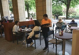 Una trabajadora de hostelería, en una terraza del centro de San Sebastián.