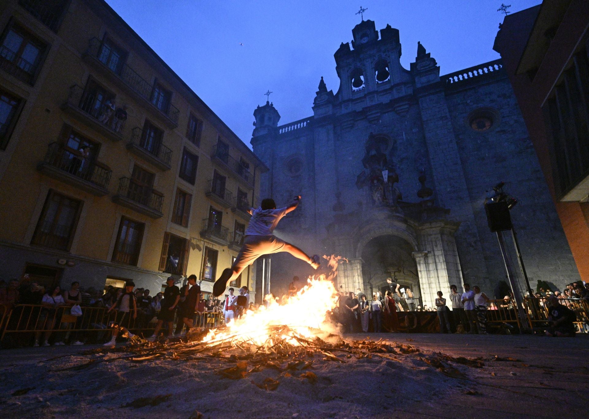 La plaza Santa María se ha convertido en el epicentro de las fiestas desde la hoguera de este lunes.