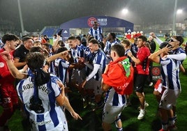 Los jugadores del Sanse, felices sobre el césped de Zubieta tras obtener el ascenso.