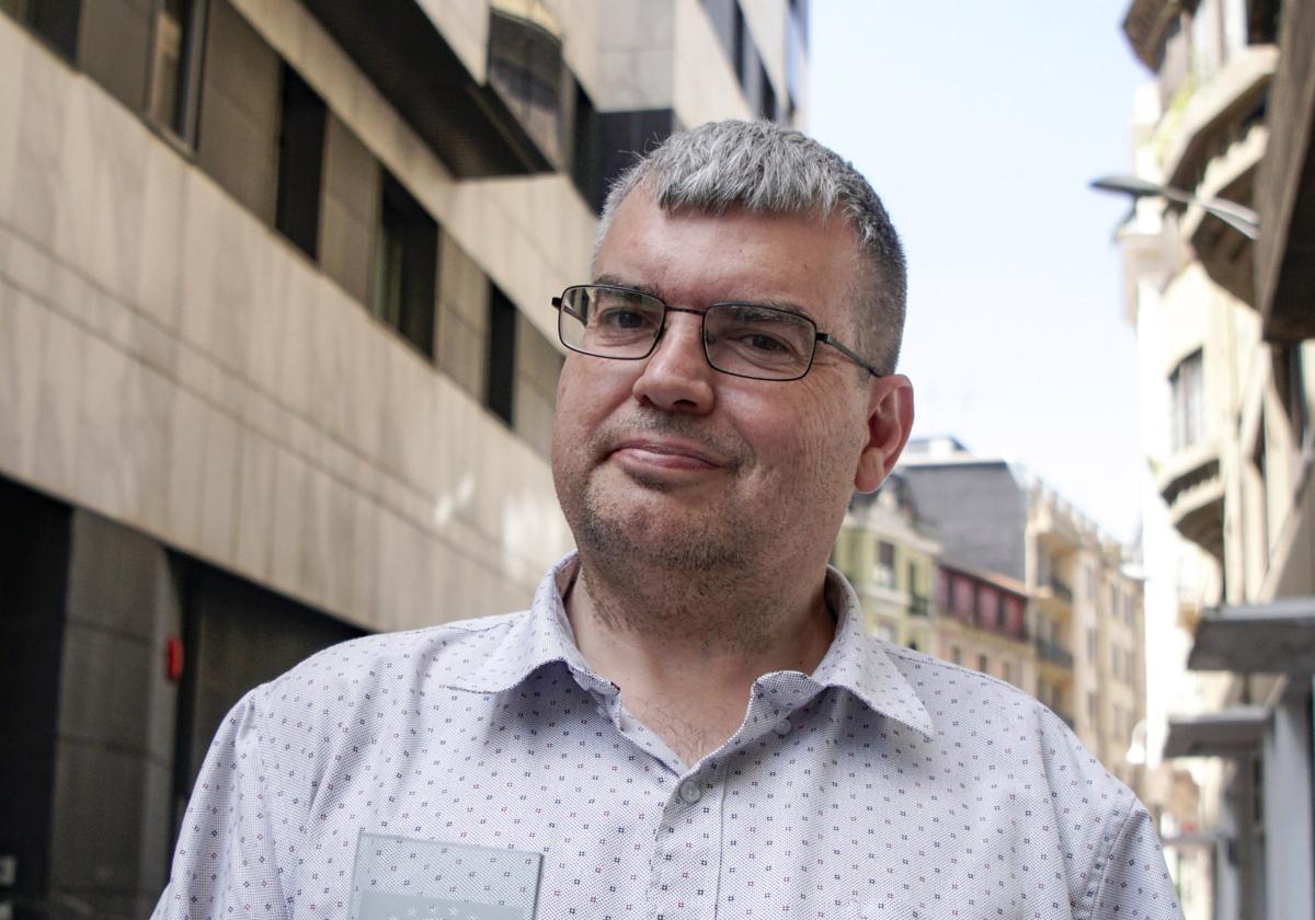 Ez, argazkian Urtzi ez dago Esloveniako Vipolže herrian, Groseko oinezkoen kale batean baizik, Midas garaikurra eskuan duela.