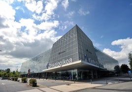 Vista exterior del edificio de Onkologikoa, que seguirá luciendo el anagrama de Kutxa Fundazioa en su fachada pese a integrarse en Osakidetza.