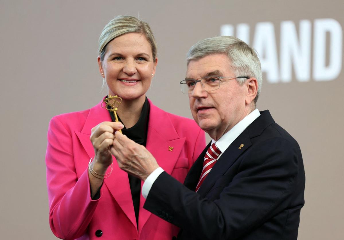 La presidenta del COI, Conventry, recibe de Bach la llave olímpica.