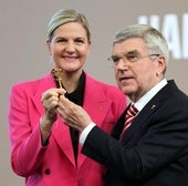La presidenta del COI, Conventry, recibe de Bach la llave olímpica.