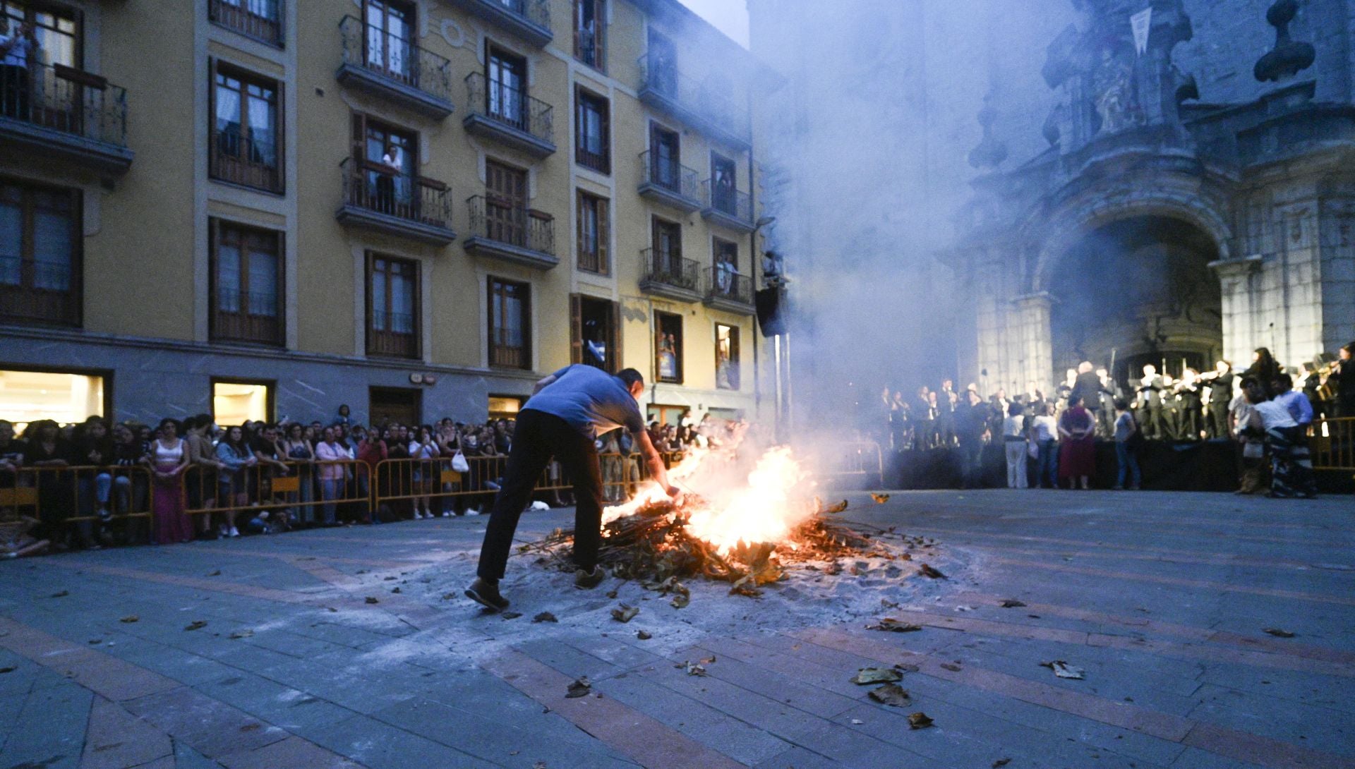 Multitudinaria hoguera de San Juan en Tolosa