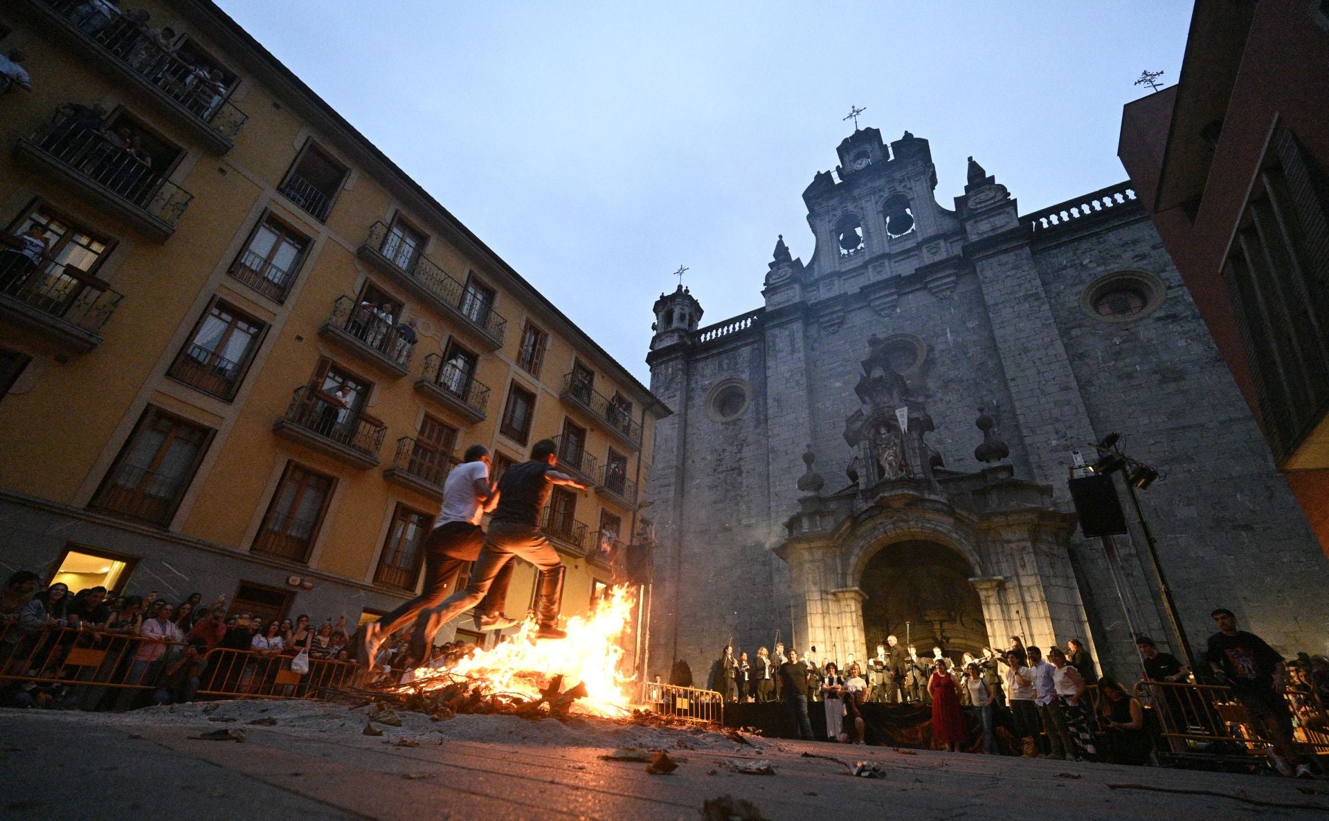 Multitudinaria hoguera de San Juan en Tolosa