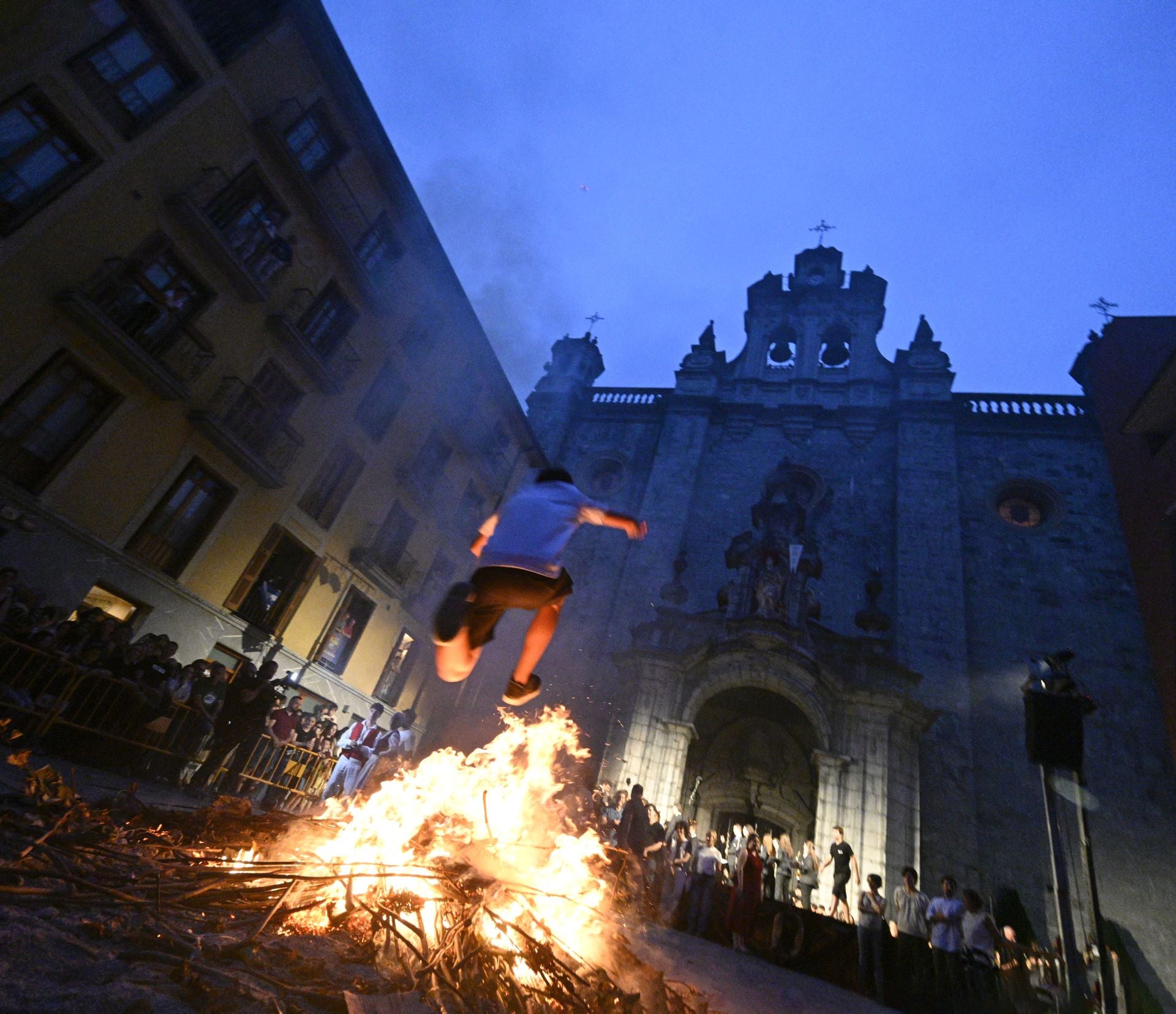Multitudinaria hoguera de San Juan en Tolosa