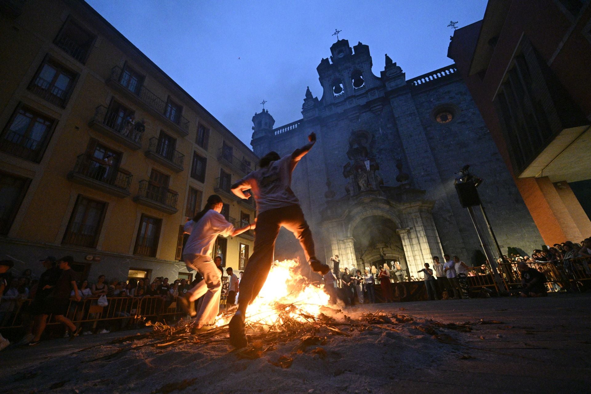 Multitudinaria hoguera de San Juan en Tolosa