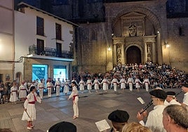 Baile, música y fuego para saludar al verano