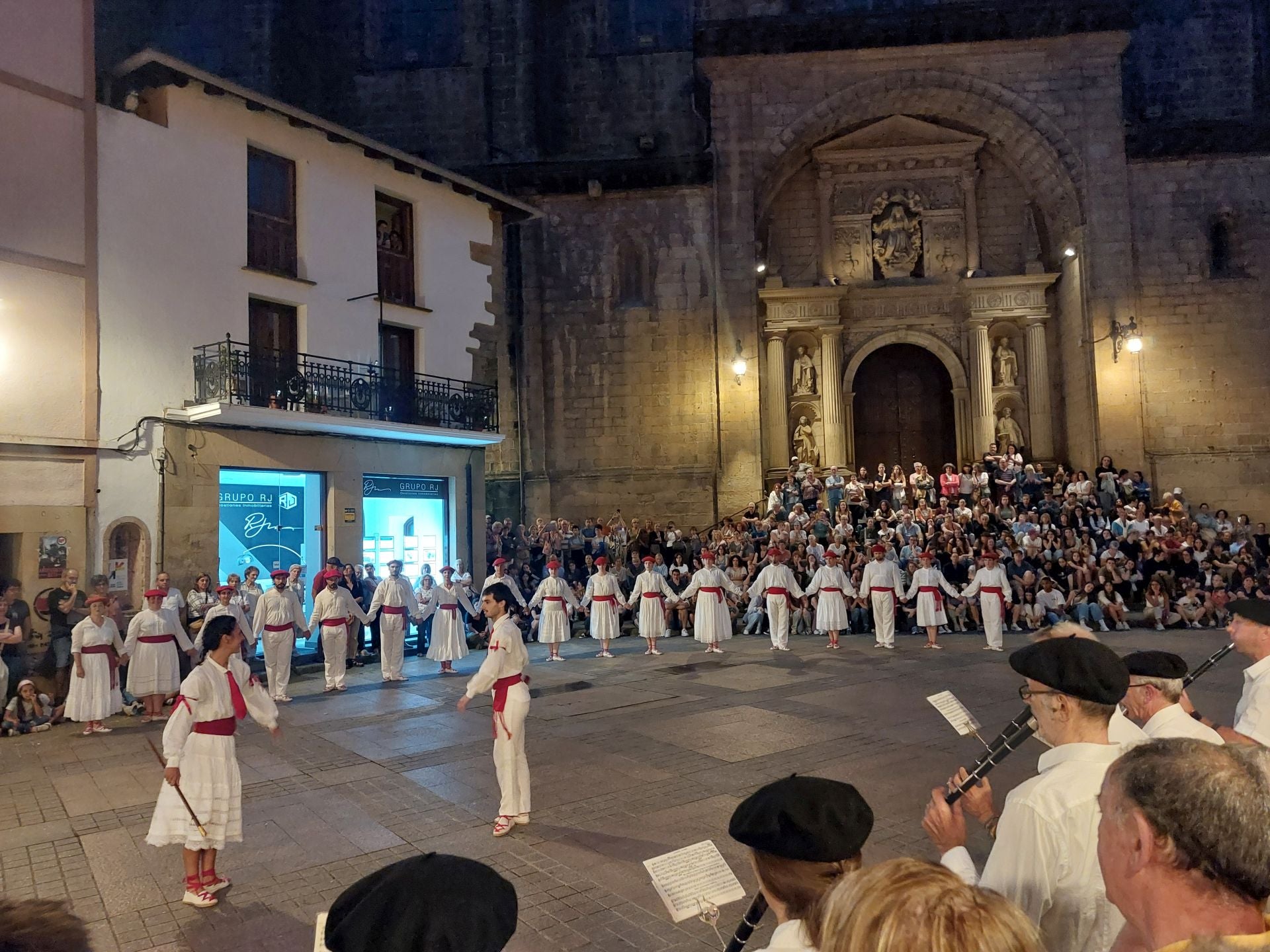 Baile, música y fuego para saludar al verano