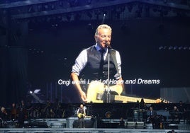 Springsteen, con subtítulos en euskera en una de las pantallas.