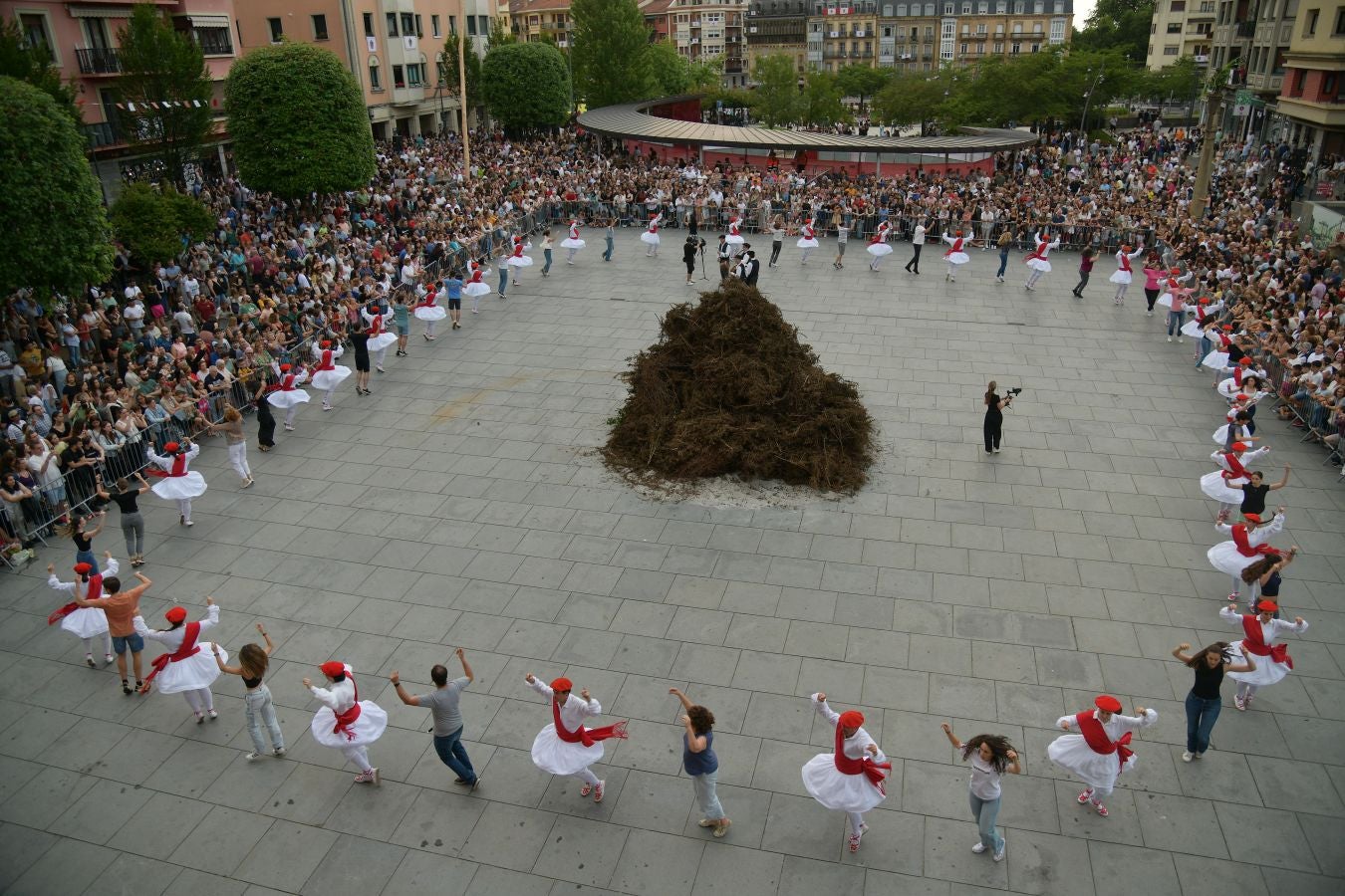 La hoguera de San Juan prende el inicio de las fiestas en Irun