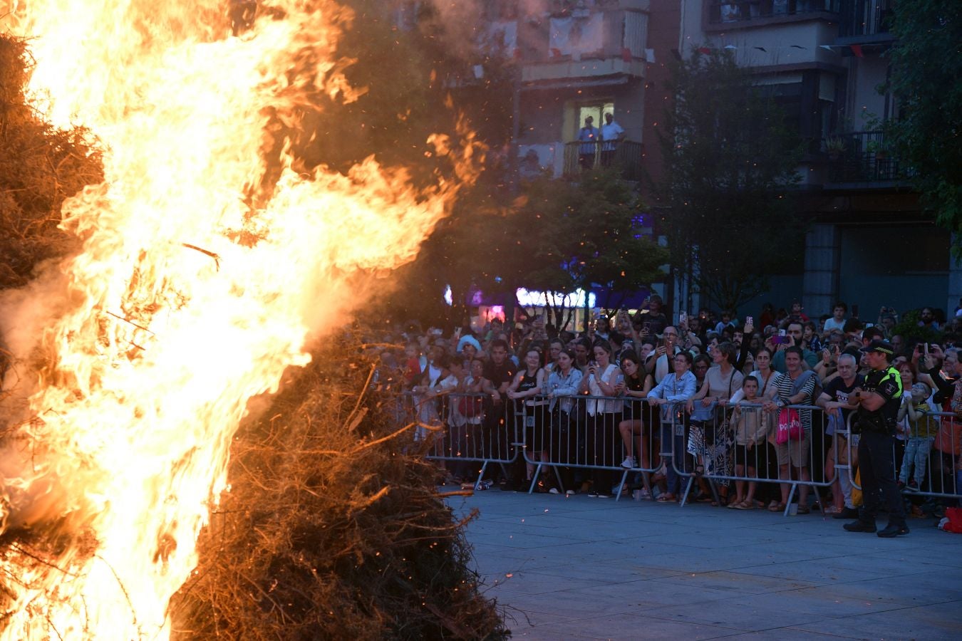 La hoguera de San Juan prende el inicio de las fiestas en Irun
