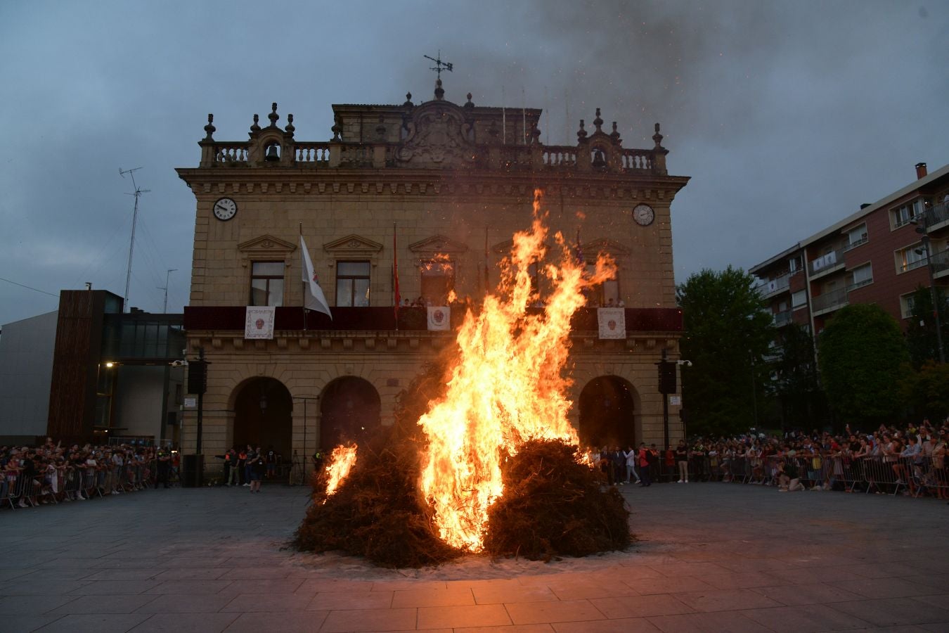 La hoguera de San Juan prende el inicio de las fiestas en Irun