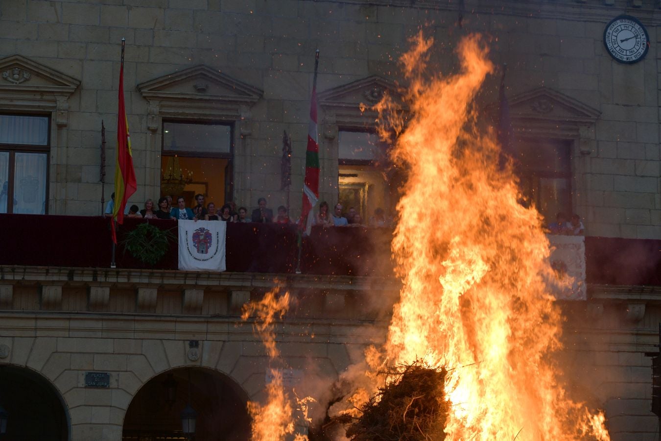 La hoguera de San Juan prende el inicio de las fiestas en Irun