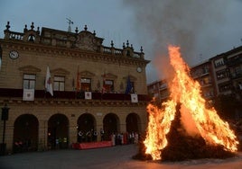 La hoguera de San Juan prende el inicio de las fiestas en Irun