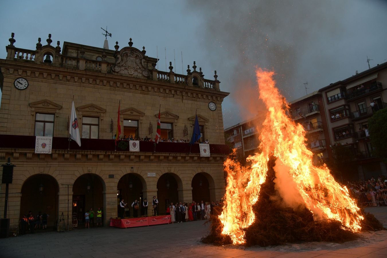 La hoguera de San Juan prende el inicio de las fiestas en Irun