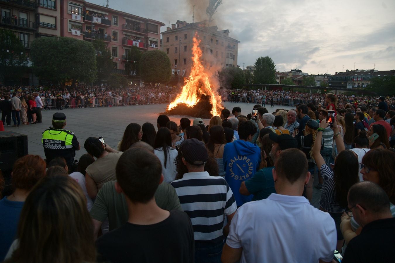 La hoguera de San Juan prende el inicio de las fiestas en Irun