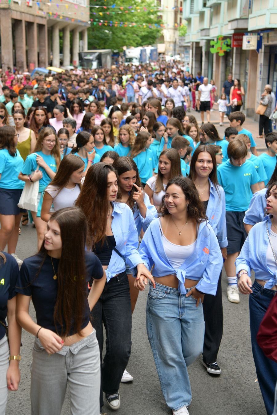 Las calles de Eibar se llenan en la víspera de San Juan