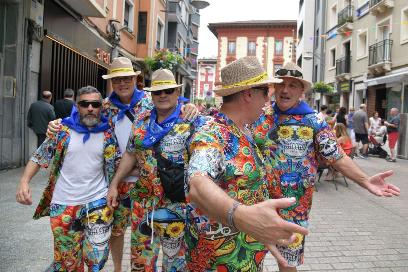 Las calles de Eibar se llenan en la víspera de San Juan