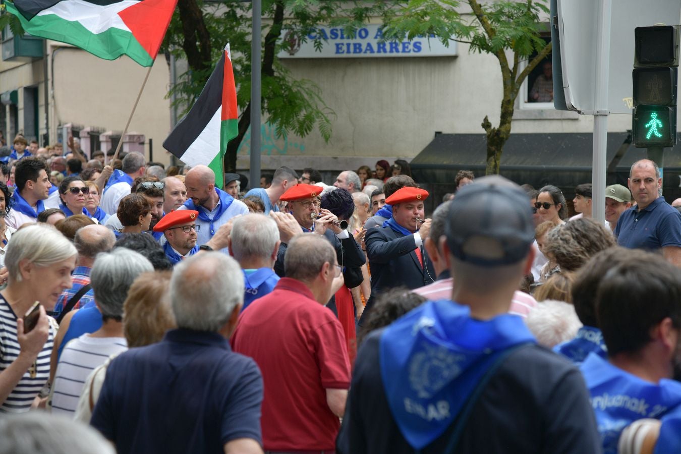 Las calles de Eibar se llenan en la víspera de San Juan