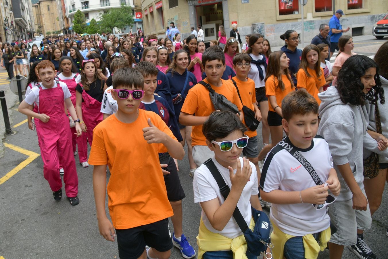 Las calles de Eibar se llenan en la víspera de San Juan