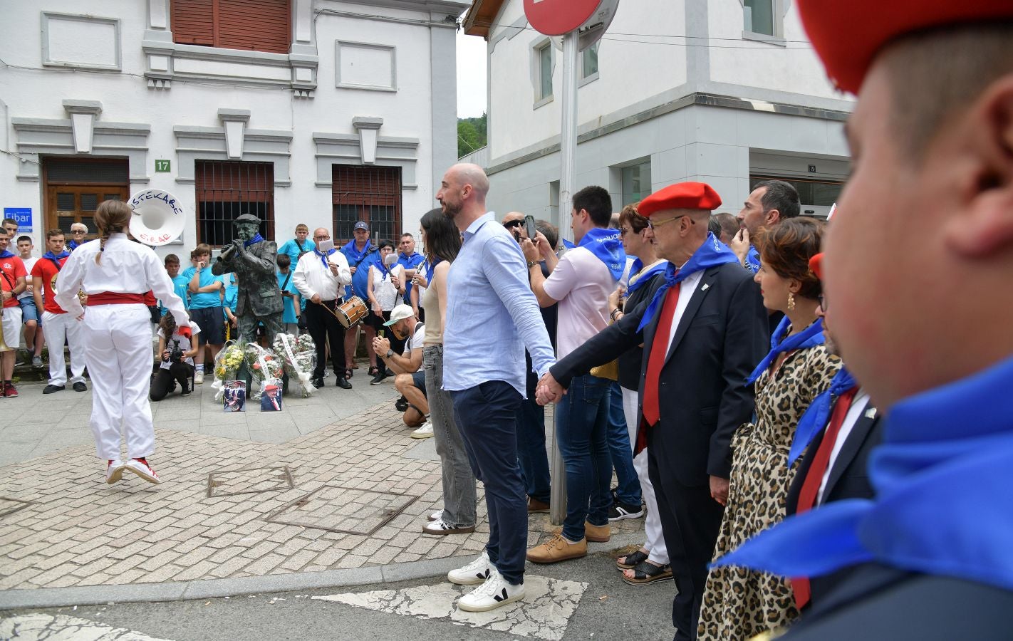 Las calles de Eibar se llenan en la víspera de San Juan