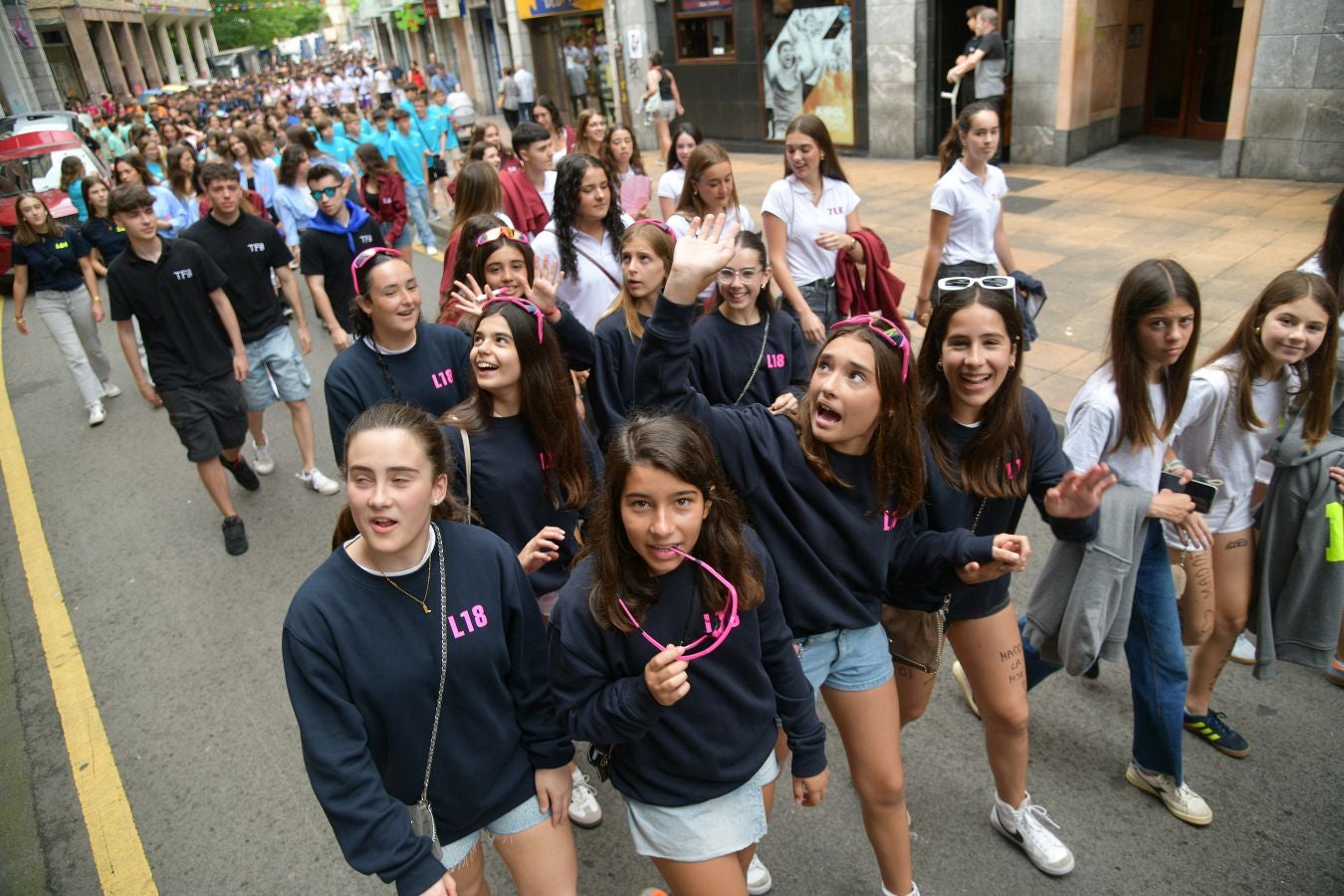 Las calles de Eibar se llenan en la víspera de San Juan