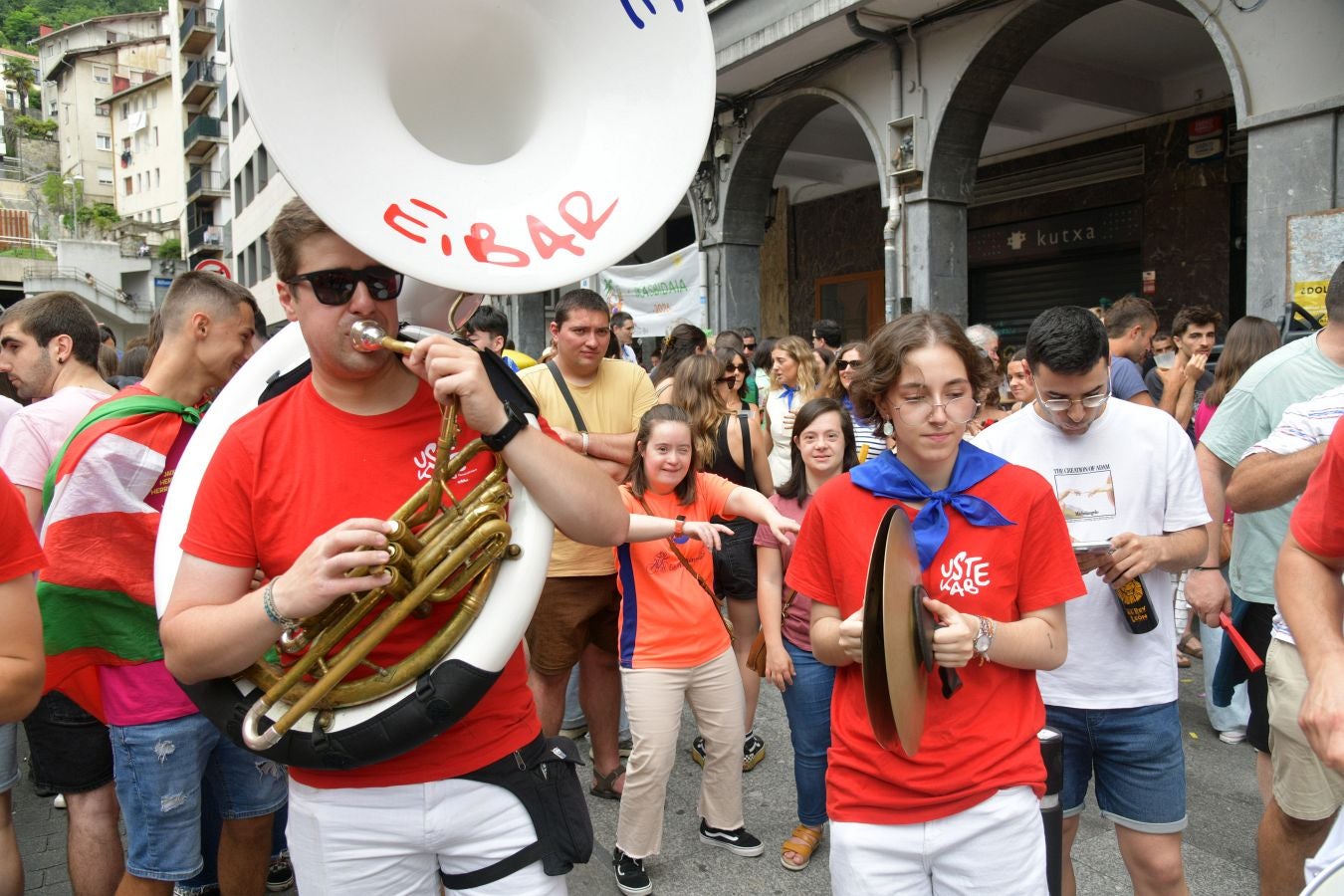Las calles de Eibar se llenan en la víspera de San Juan