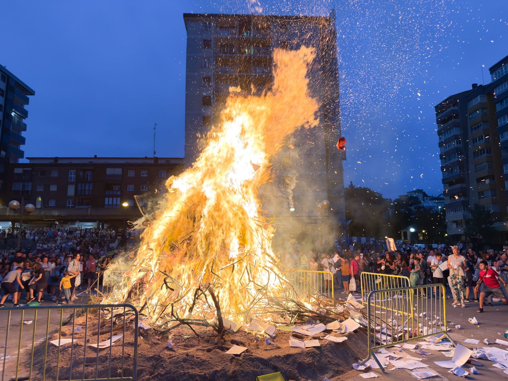Fuego y magia en la hoguera de San Juan