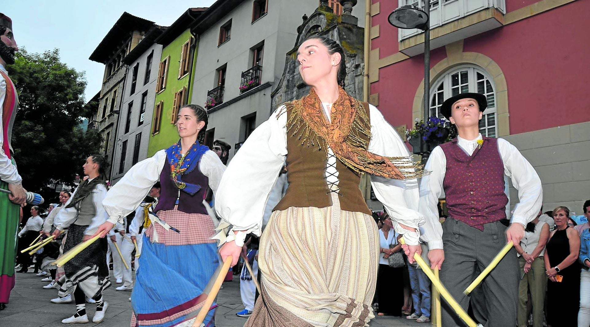 La Errementari Dantza recorrió las calles del municipio.