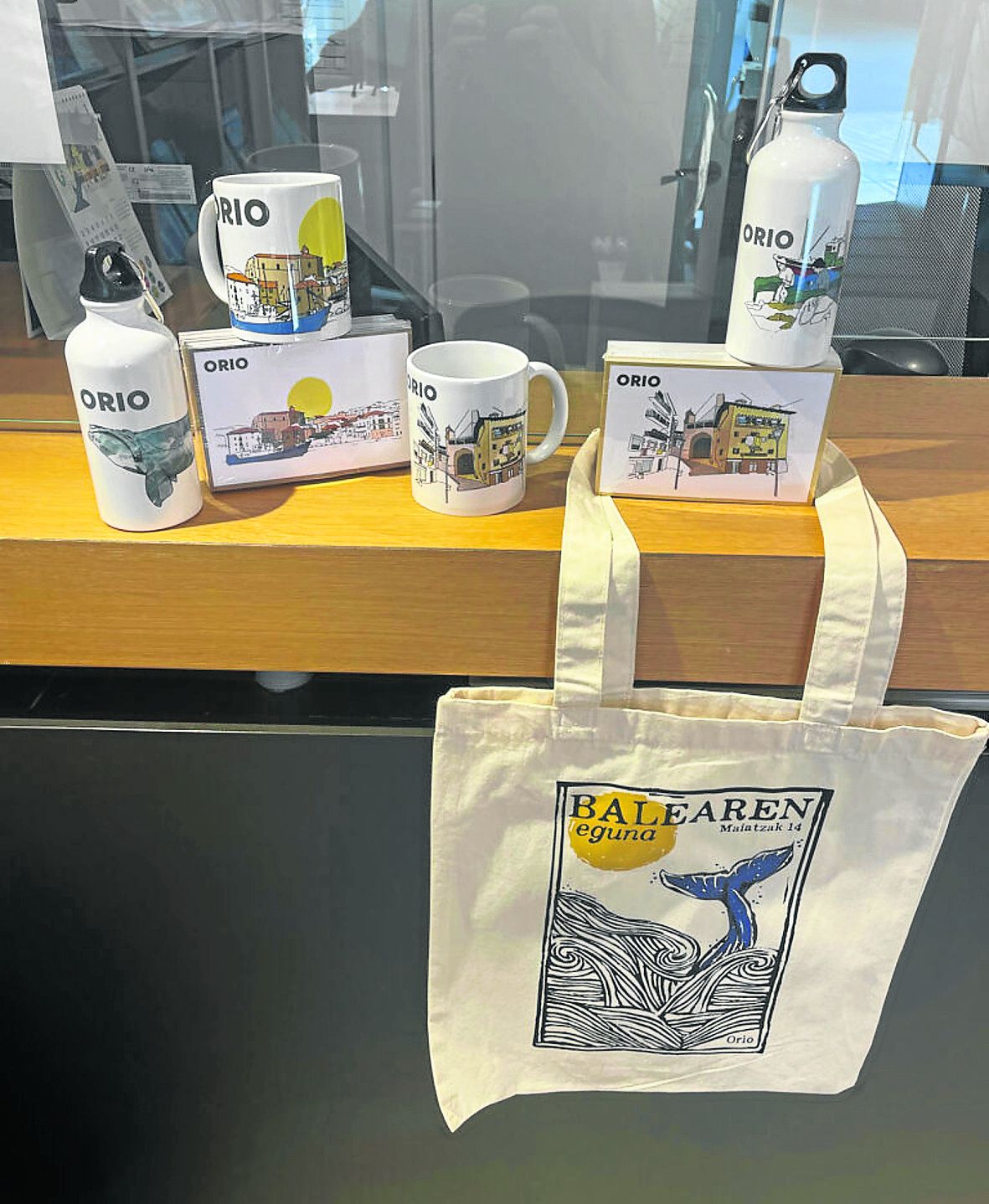 Katilu, botila, postalak, oihalezko poltsak ... eskuratu daitezke.