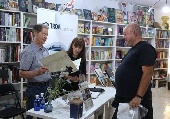 Carlos Sarabia, con Garry Tallent y Nicki Germaine, durante la firma de su libro.