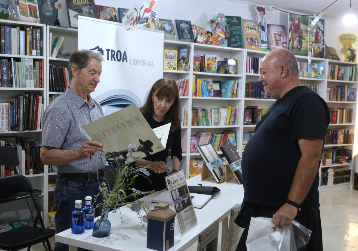 Carlos Sarabia, con Garry Tallent y Nicki Germaine, durante la firma de su libro.